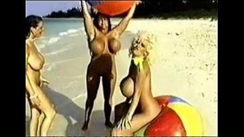 Las chicas clásicas de grandes zepelines disfrutan de la obra maestra de la playa