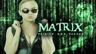 Dreifaltigkeit mit großen Titten aus der Matrix ist wahnsinnig sexuell erregt
